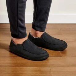 Olukai Men's Kipuka Hulu Slipper -Ski Outlet Shop 10450 4040 101 M KipukaHulu BlkBlk Web Opt 1024x1024