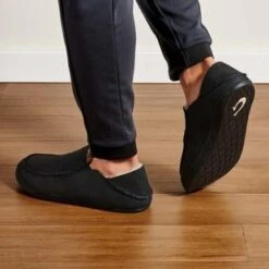 Olukai Men's Kipuka Hulu Slipper -Ski Outlet Shop 10450 4040 102 M KipukaHulu BlkBlk Web Opt 1024x1024