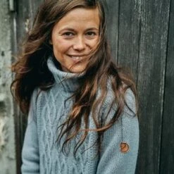 Fjallraven Women's Ovik Cable Knit Turtleneck -Ski Outlet Shop F84793 modelpatina